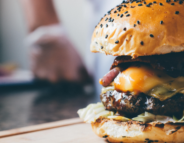 Imagen de una hamburguesa que representa el servicio de comidas y bebidas a través de Ticketmundo